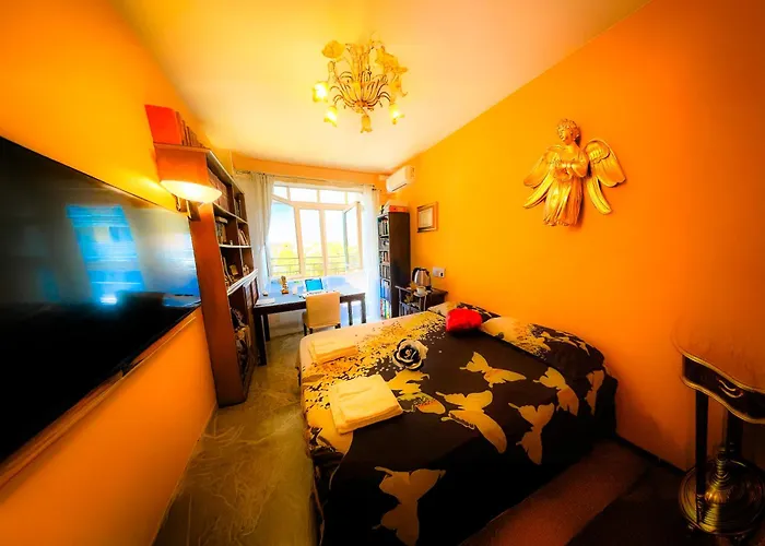 Laura Luxury In Couette-café *